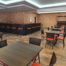 Mesas e cadeiras para refeitório industrial