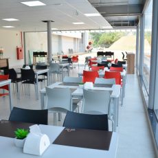 Mesas e cadeiras para refeitórios de alimentação coletiva.