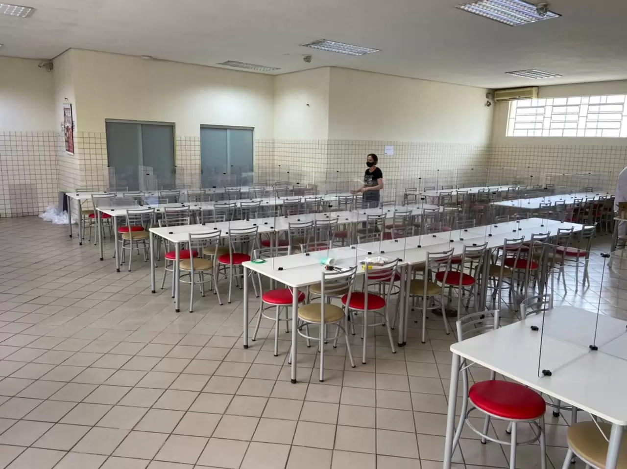 cadeiras e mesas restaurantes, lanchonetes, bar, refeitório e praça de alimentação