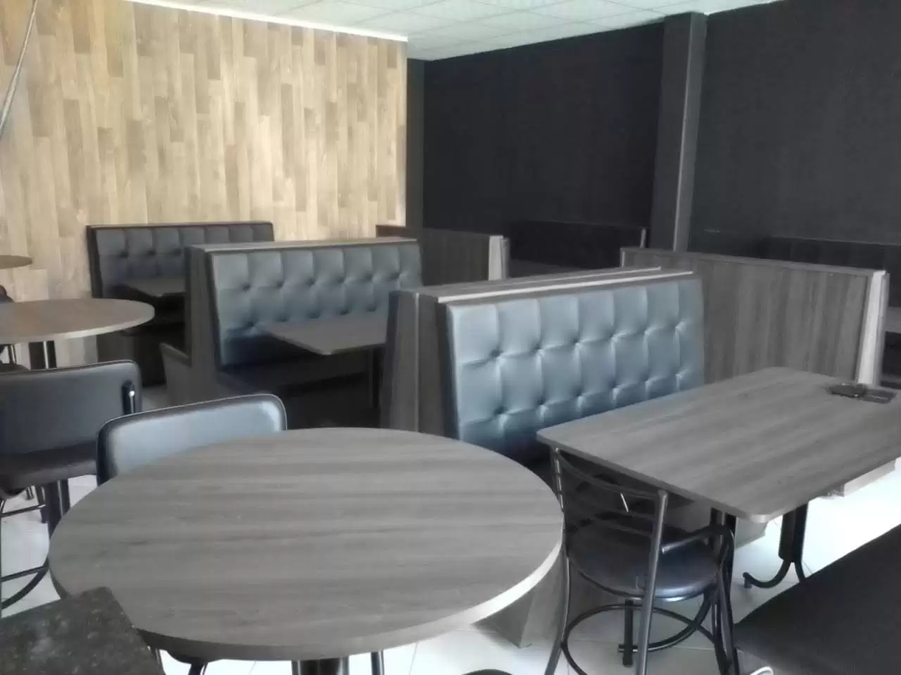 Medida de mesas e cadeiras restaurantes, refeitorios, praça de alimentação e eventos