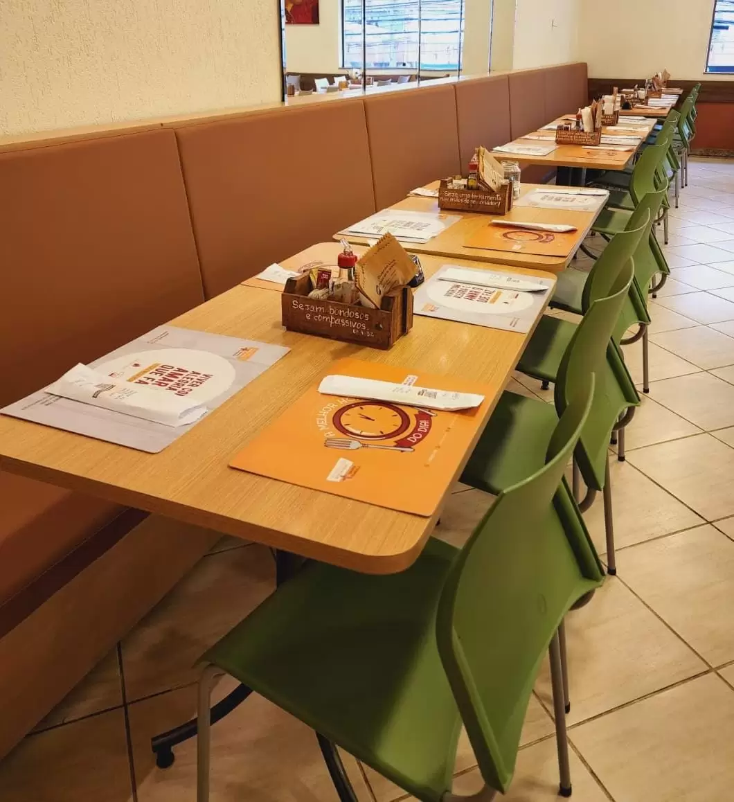 Cadeiras e mesas para refeitórios