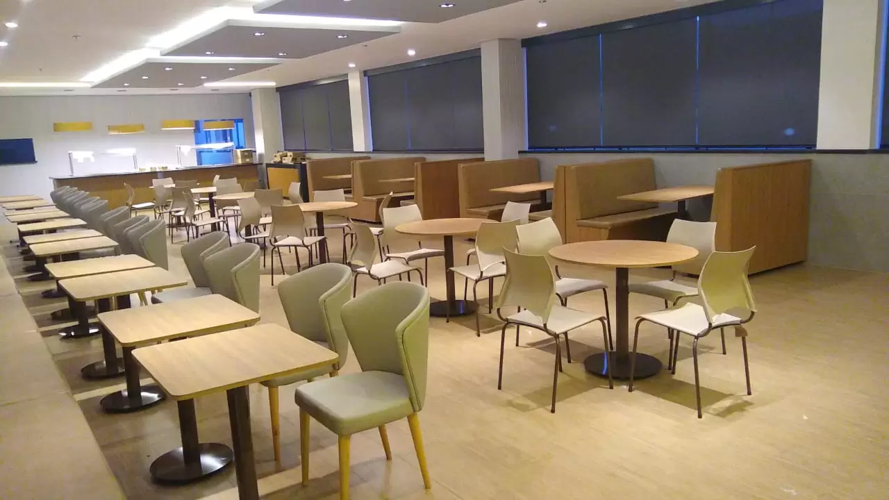 Cadeiras e mesas para refeitórios