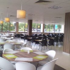 Móveis para Refeitórios Industriais: Conforto e Eficiência para Ambientes de Trabalho