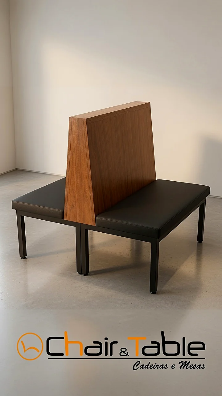 Divisória de booth em madeira com bancos estofados pretos nas laterais, Chair & Table