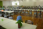 Mesas e cadeiras em refeitórios