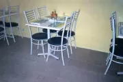 Cadeiras e mesas em restaurantes