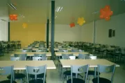 Conjunto de mesas e cadeiras usadas em refeitórios de faculdades