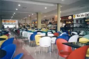 Conjunto de mesas e cadeiras para praça de alimentação de shopping