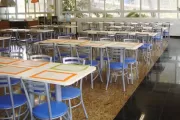 Conjunto de mesas e cadeiras para refeitórios industriais