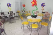 Mesas fixas com tampo em MDF para buffet infantil
