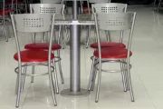 Conjunto de mesas e cadeiras para Fast Food