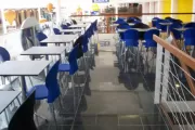Mesas e cadeiras para shopping