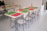 Conjunto de mesas e cadeiras para refeitórios