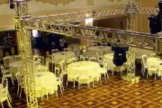 Mesas redondas e cadeiras Event para clube de eventos