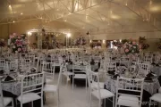 Cadeiras e mesas para eventos